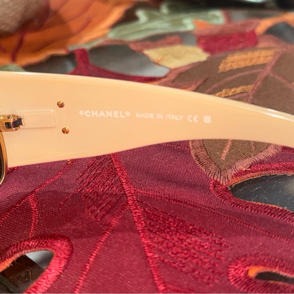CHANEL beige gold color y2k women's Designer Sunglasses 4115 - Picture 4 of 6